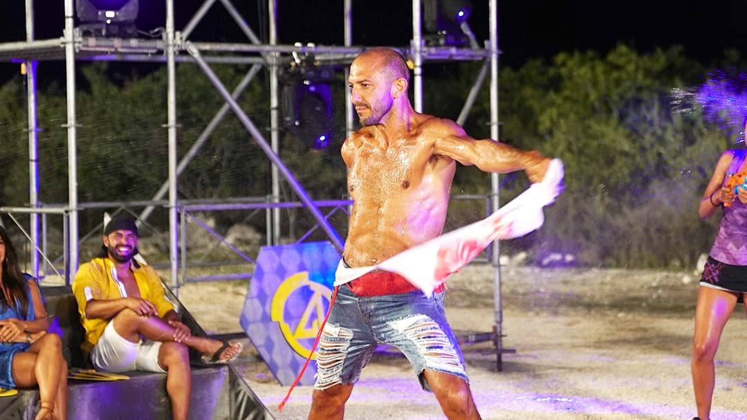 Además, tiene un cuerpo marcado y bien trabajado como para ser modelo.