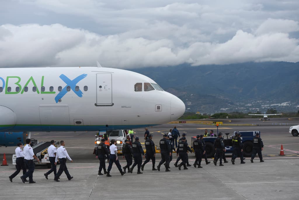 Expulsar a inmigrantes a países que no son los suyos pone en riesgo sus derechos fundamentales, según juristas y expertos