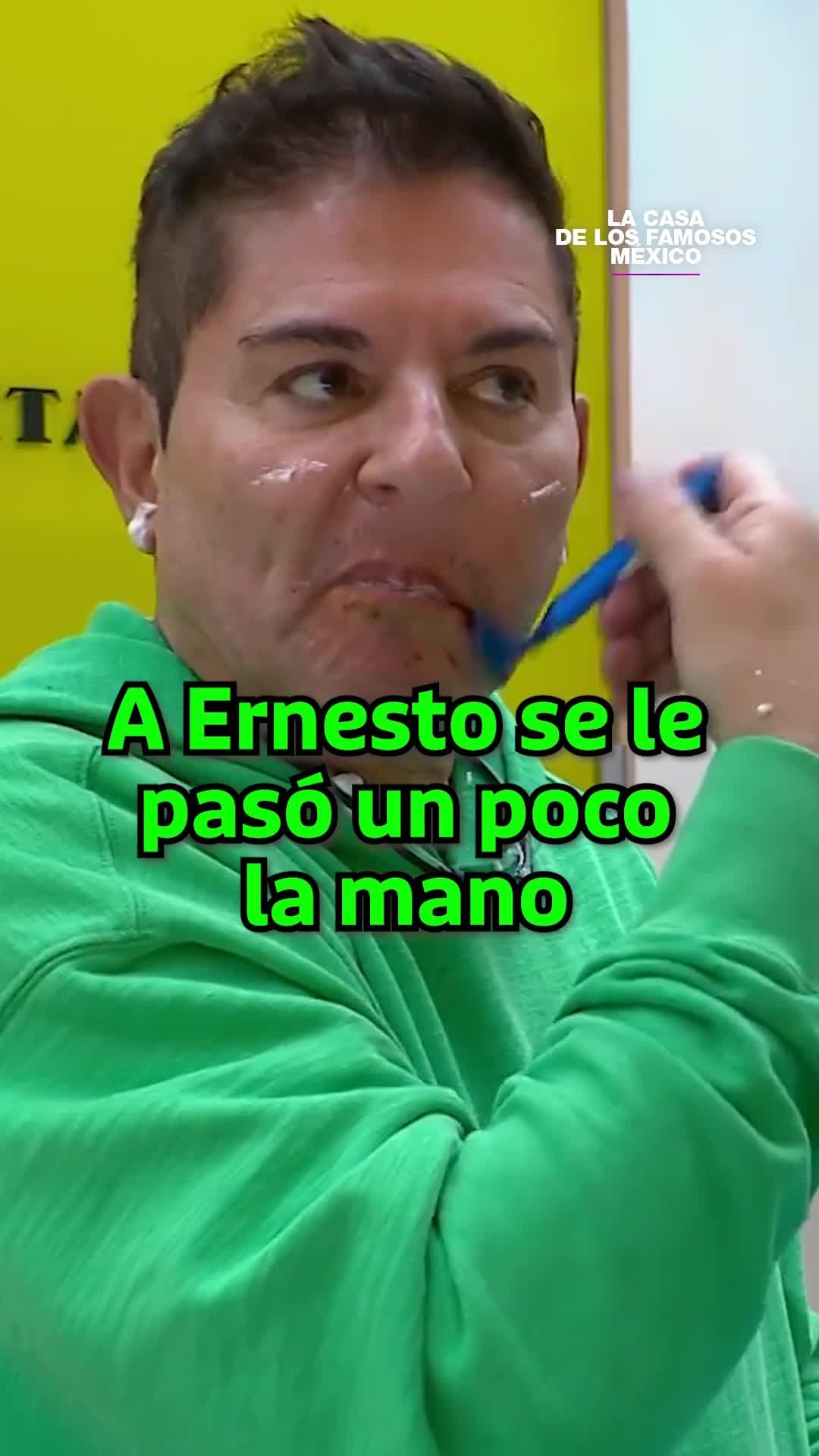 Ernesto Laguardia se cortó mientras se rasuraba
