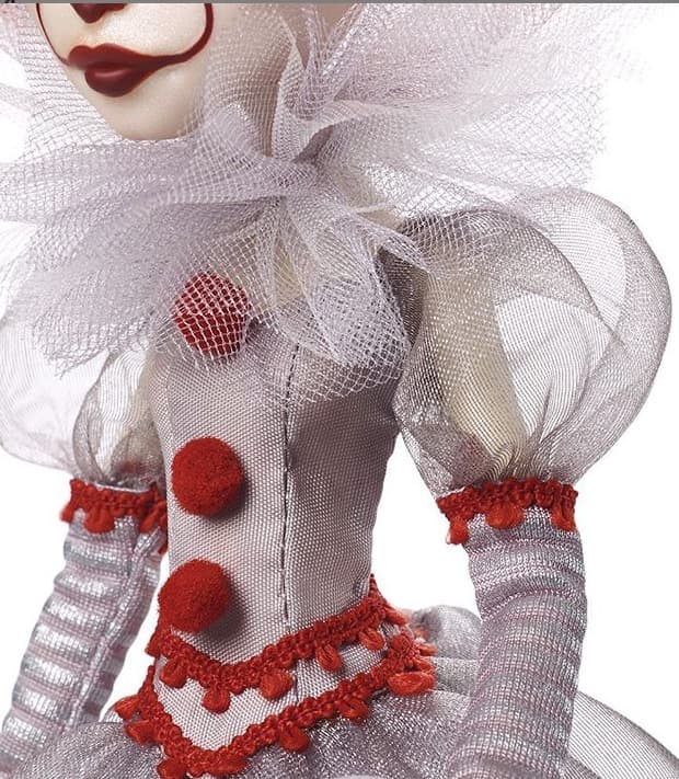 Mira el vestido, es una monada, seguro muchos fans también van a querer estas muñecas.