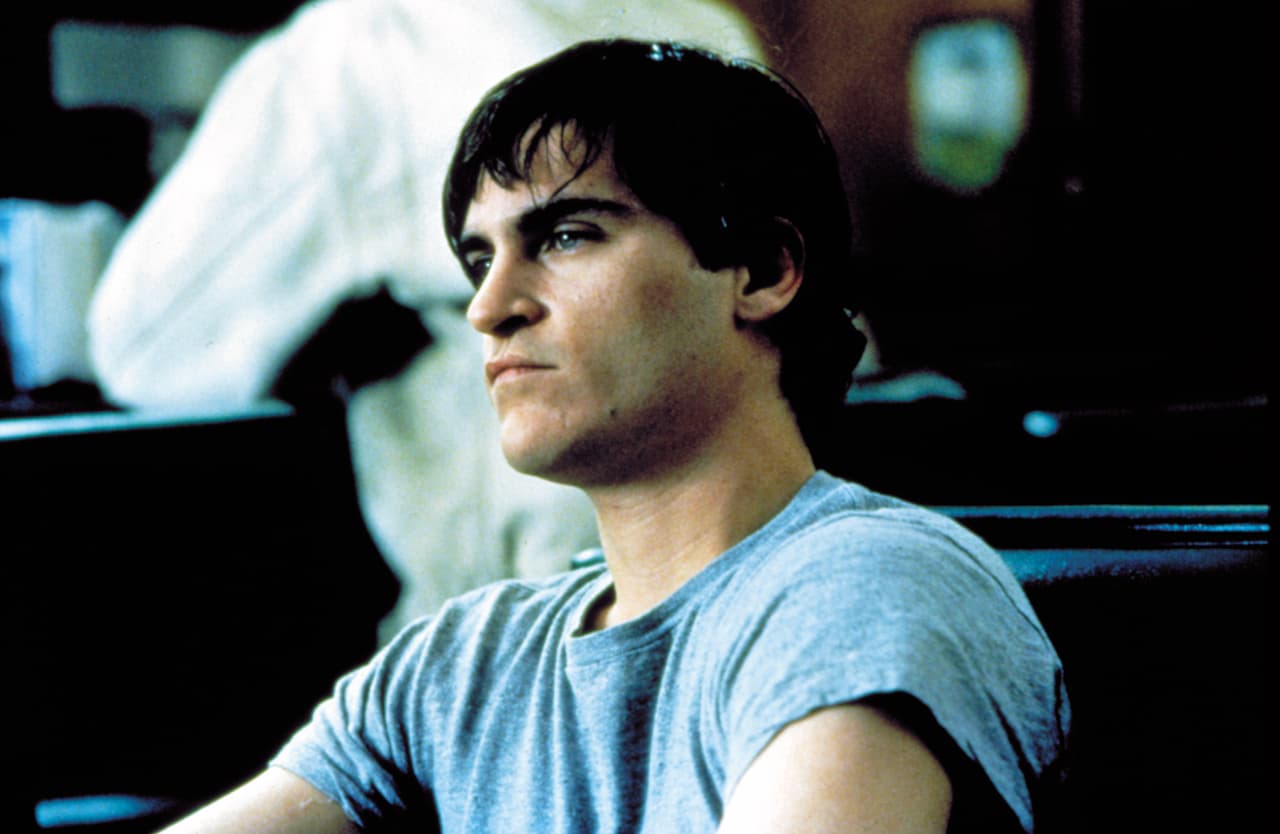 En 1998 apareció como protagonista de 'Clay Pigeons', una película en la que veía como su mejor amigo se quitaba la vida al descubrir que su esposa tenía una aventura con Clay, el personaje de Phoenix. Ese año también protagonizó 'Return to Paradise' al lado de Vince Vaughn.