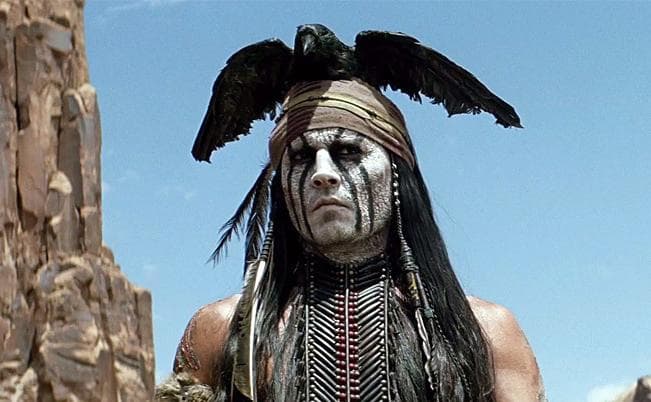 La elección de Johny Depp como Toro en 'El llanero solitario' también generó polémica. El actor le dio vida a un personaje nativo americano, aunque él claramente no lo es.