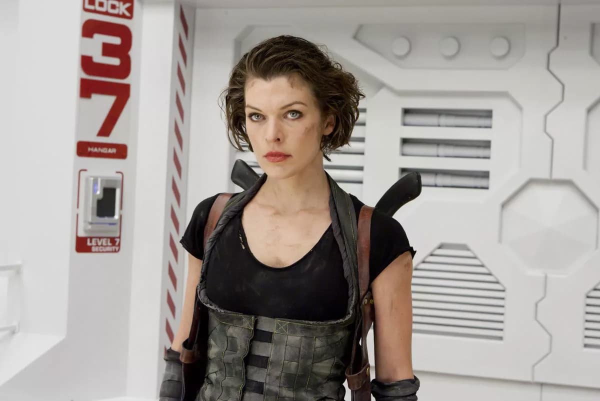 Milla aceptó protagonizar la franquicia Resident Evil porque su hermano es fanático del juego y para su papel tuvo que aprender karate, kickboxing y hacer ejercicios de combate.