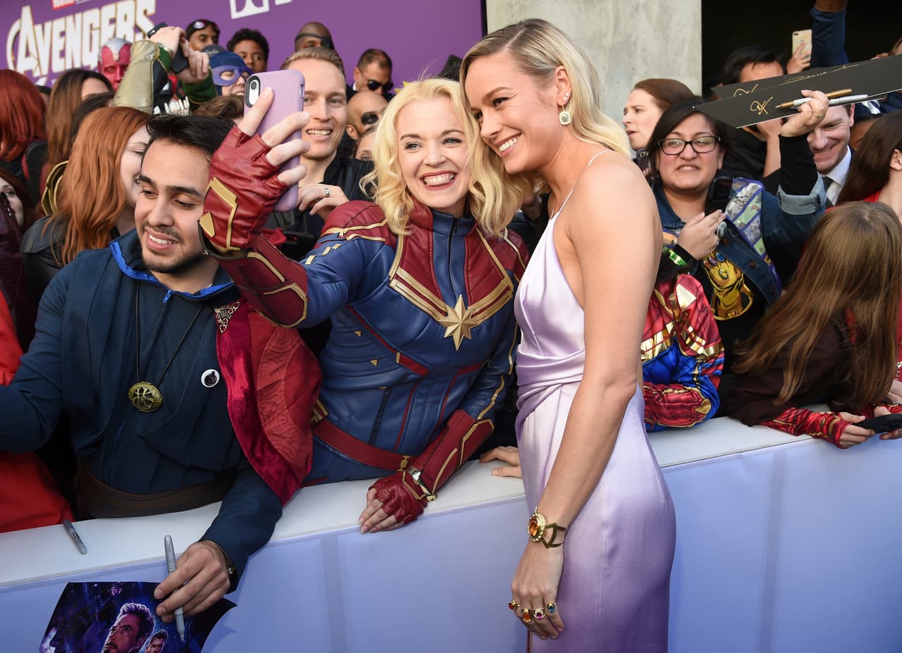 Brie Larson también posó junto a sus fieles seguidores, como esta chica, que llevó el atuendo de 'Capitana Marvel'.