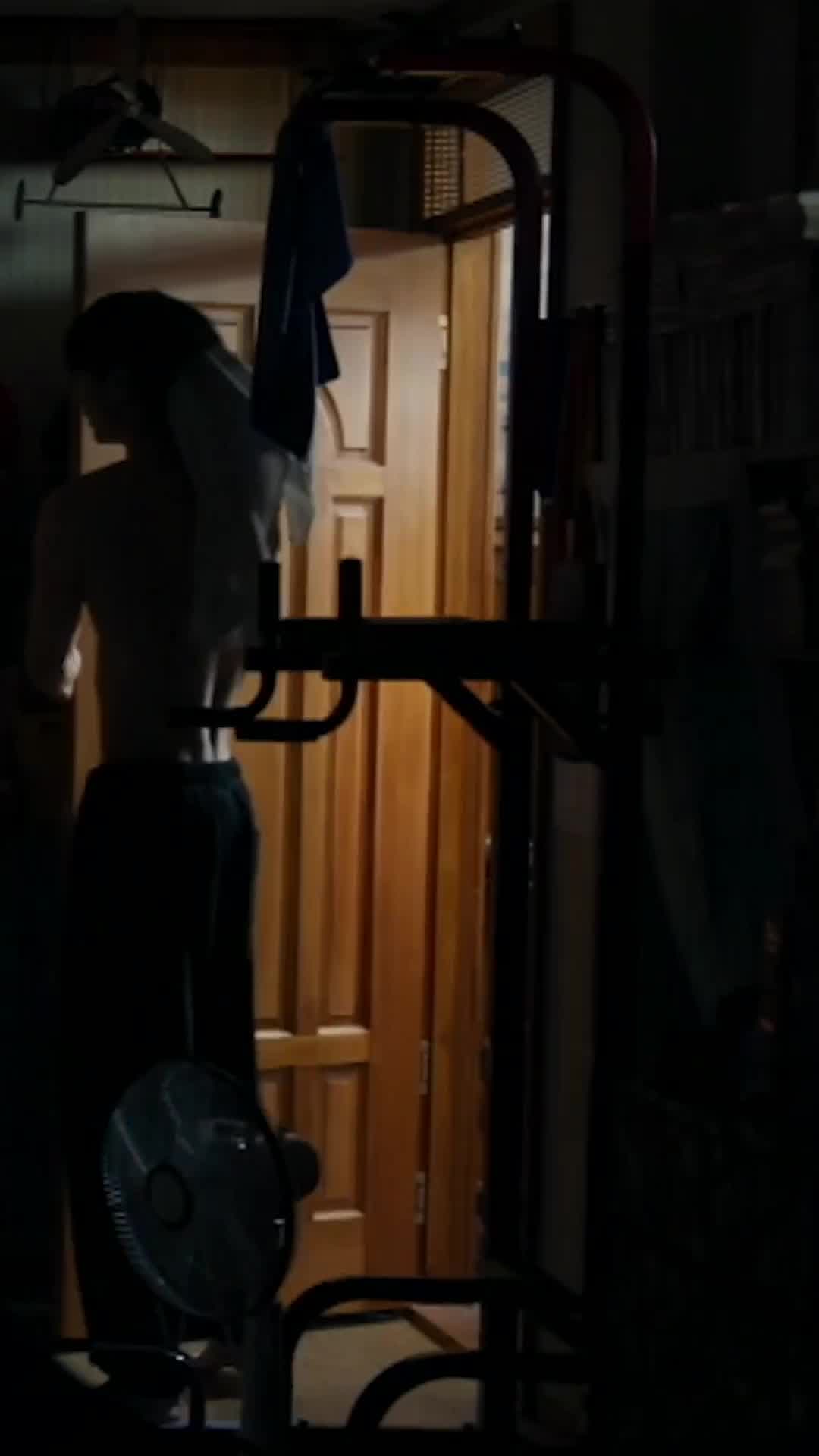 Ryoo Sun-jae encuentra a Im Sol en su cuarto