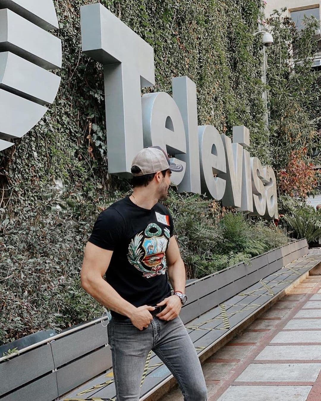 Guty Carrera, quien también ya visitó las instalaciones de Televisa, ahora es parte de Canal 5, así como Carlos Aguilar, "El Zar", quien hará la narración de las pistas.