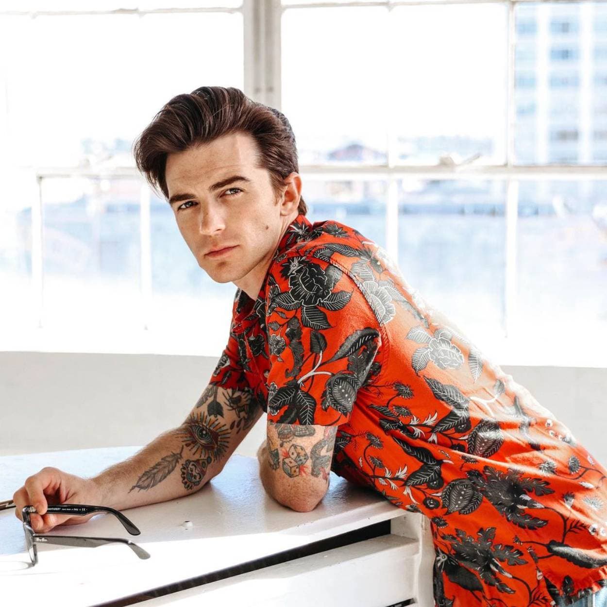 Tras rumores de truene y rehabilitación, Drake Bell regresa a México