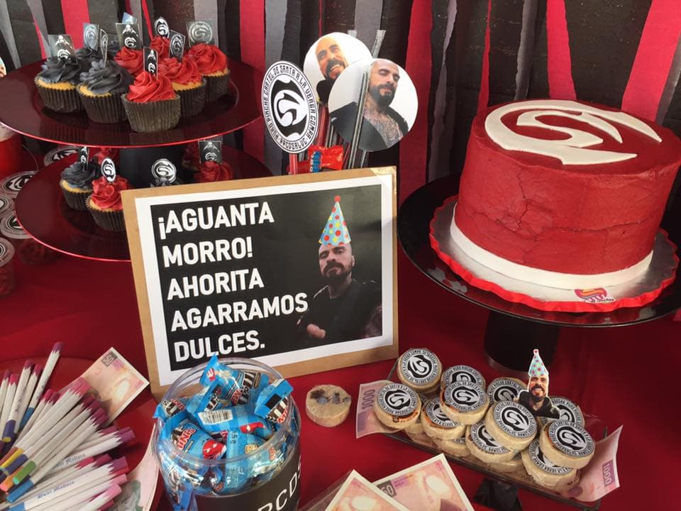 Este pequeño tuvo una fiesta de cumpleaños de ‘Cartel de Santa’ y hasta el Babo lo felicitó