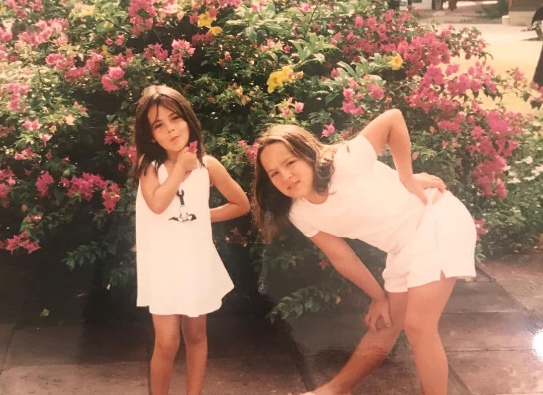 Isabelle tiene una hermana mayor llamada Madeline, ¡y así se veían cuando eran niñas!