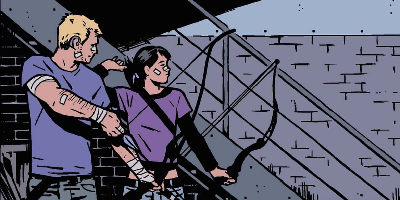 En los cómics Kate Bishop es entrenada para ser la siguiente Haweye, luego de que él se convirtiera en Ronin.