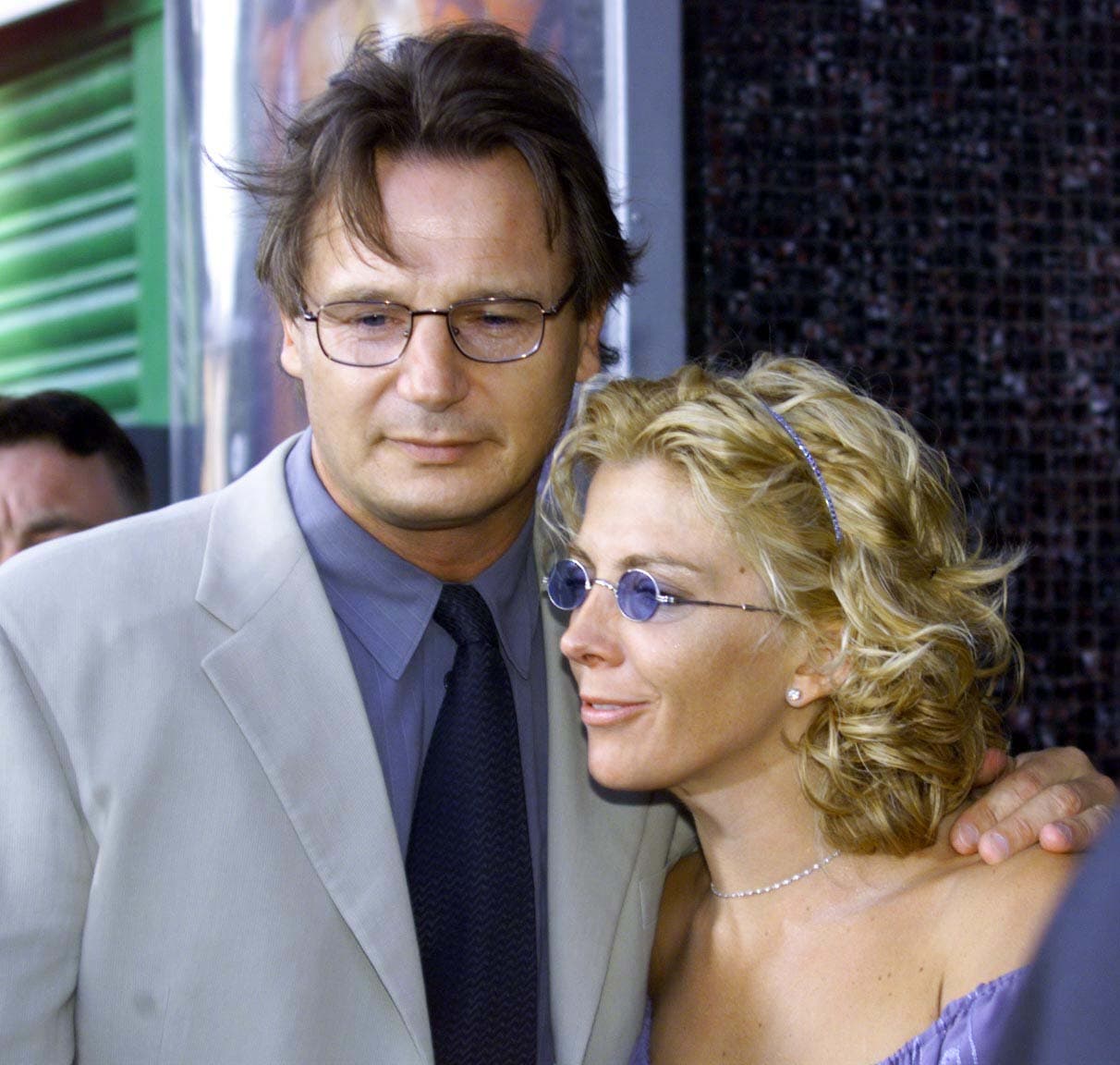 Su gran amor fue la actriz, Natasha Richardson, protagonista de ‘Juego de Gemelas’ quien murió trágicamente luego de sufrir un aparatoso accidente mientras esquiaba en Quebec, Canadá. Fue Liam quien tomó la decisión de desconectar a su esposa luego de que esta sufriera muerte cerebral. Después de esto, el actor no se ha vuelto a enamorar.