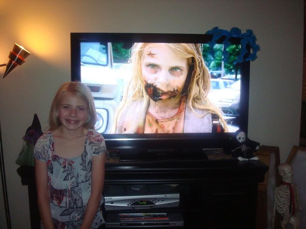 Además, hace unos días, la actriz presumió una fotografía en la que se aprecia a la niña zombie en una pantalla y ella posa a un lado. La primera se tomó hace 10 años.