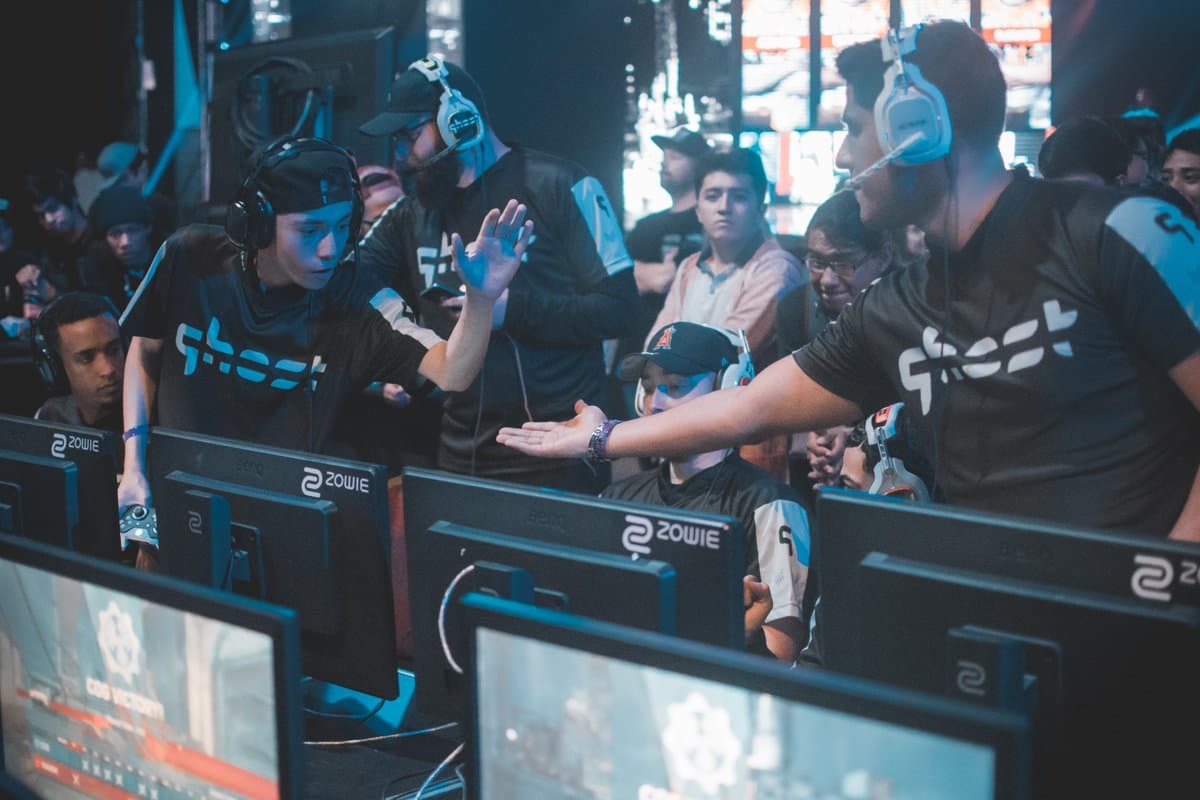 Le preguntamos al analista Andrés Jamit, el Profesor, acerca de los jugadores mexicanos que él consideraba mejores. Un ejemplo sería Daniel "Identivez" Velasco, quien es un pro de Gears of War.