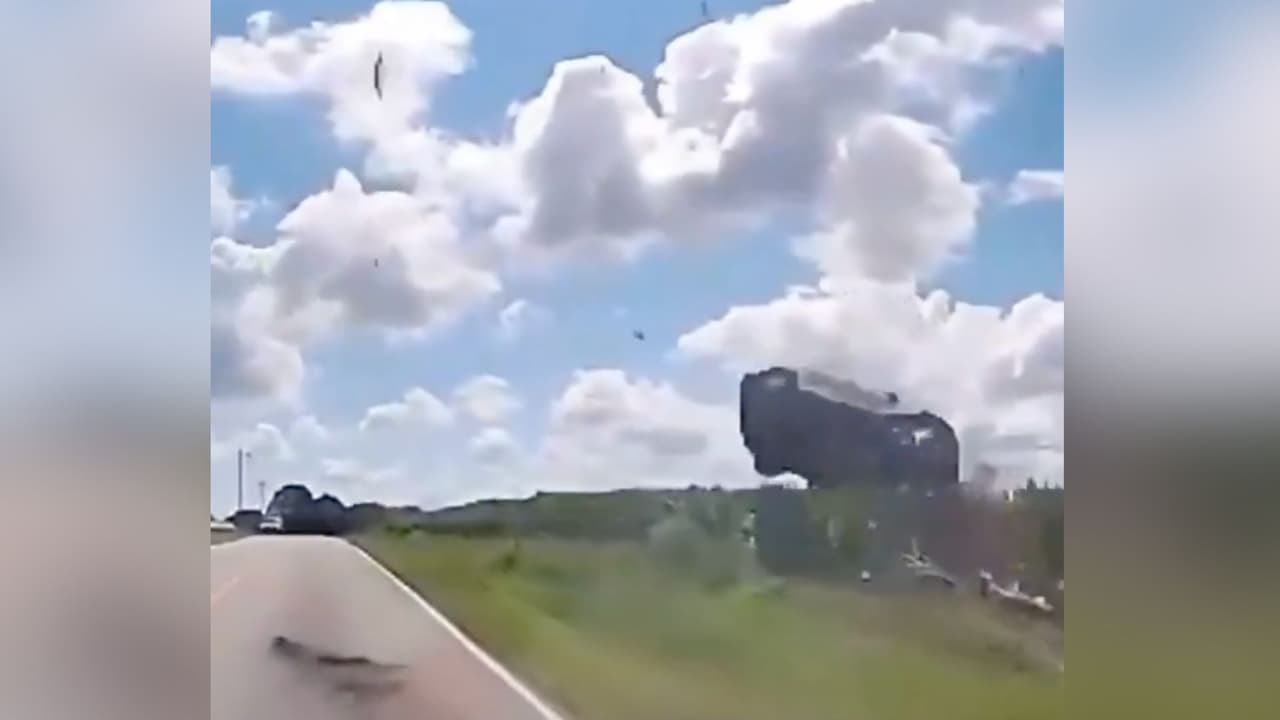 El momento en que un auto se vuelca a 100 millas por hora durante una persecución policial