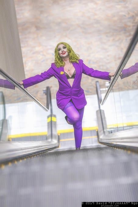 Una versión femenina del Joker con una perturbadora sensualidad.