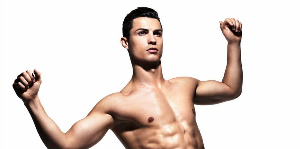 8. Cristiano Ronaldo: Ya sea jugando para el Real Madrid o como modelo de ropa interior, jamás pasa desapercibido.