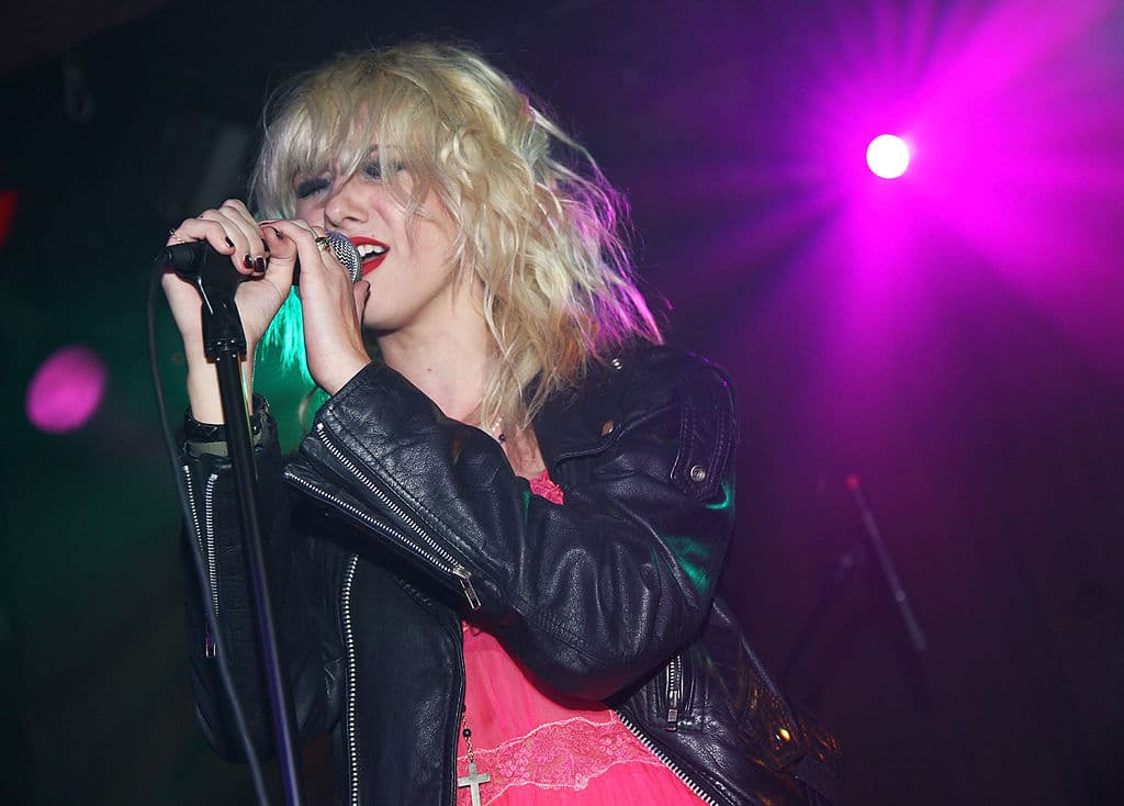 The Pretty Reckless es una banda de hard rock integrada por Taylor (voz y guitarra rítmica), Ben Phillips (guitarra líder y coros), Mark Damon (bajo) y Jamie Perkins (bateria). En 2010 firmaron un contrato con el sello discográfico Interscope Records y lanzaron su álbum debut titulado ‘Light me up’.