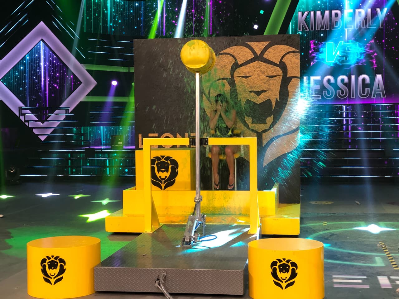 Con ‘Catapultas’ fueron bañados con baba de perico Ferka, Agustín, Said P., Memo Corral, Arturo Carmona, Kimberly y Aurélie. Con esto los de Macky quedaron sólo 100 puntos debajo de sus rivales.