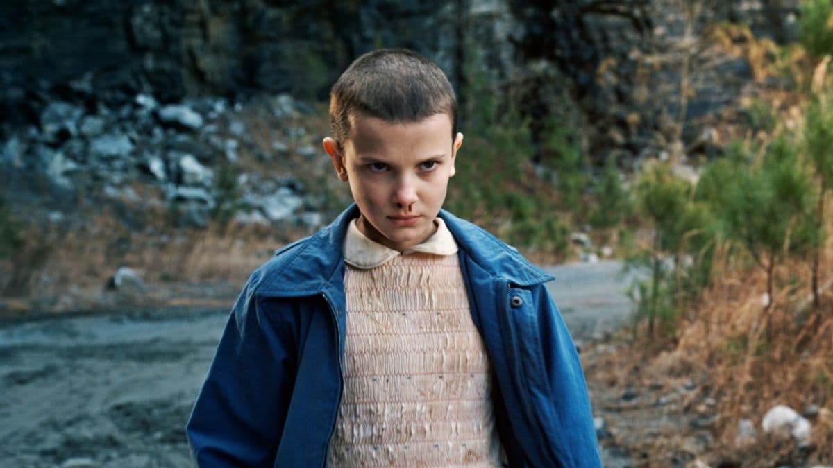 Millie Bobby Brown es Eleven de Stragner Things, la pequeña con poderes mentales que voltea camionetas y combate al Demogorgon.