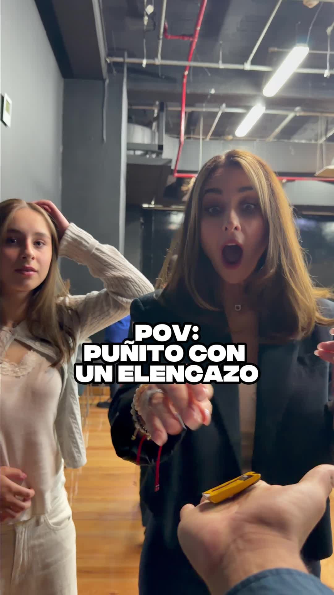 Chocando puñito con el elenco de Todavía Te Amo