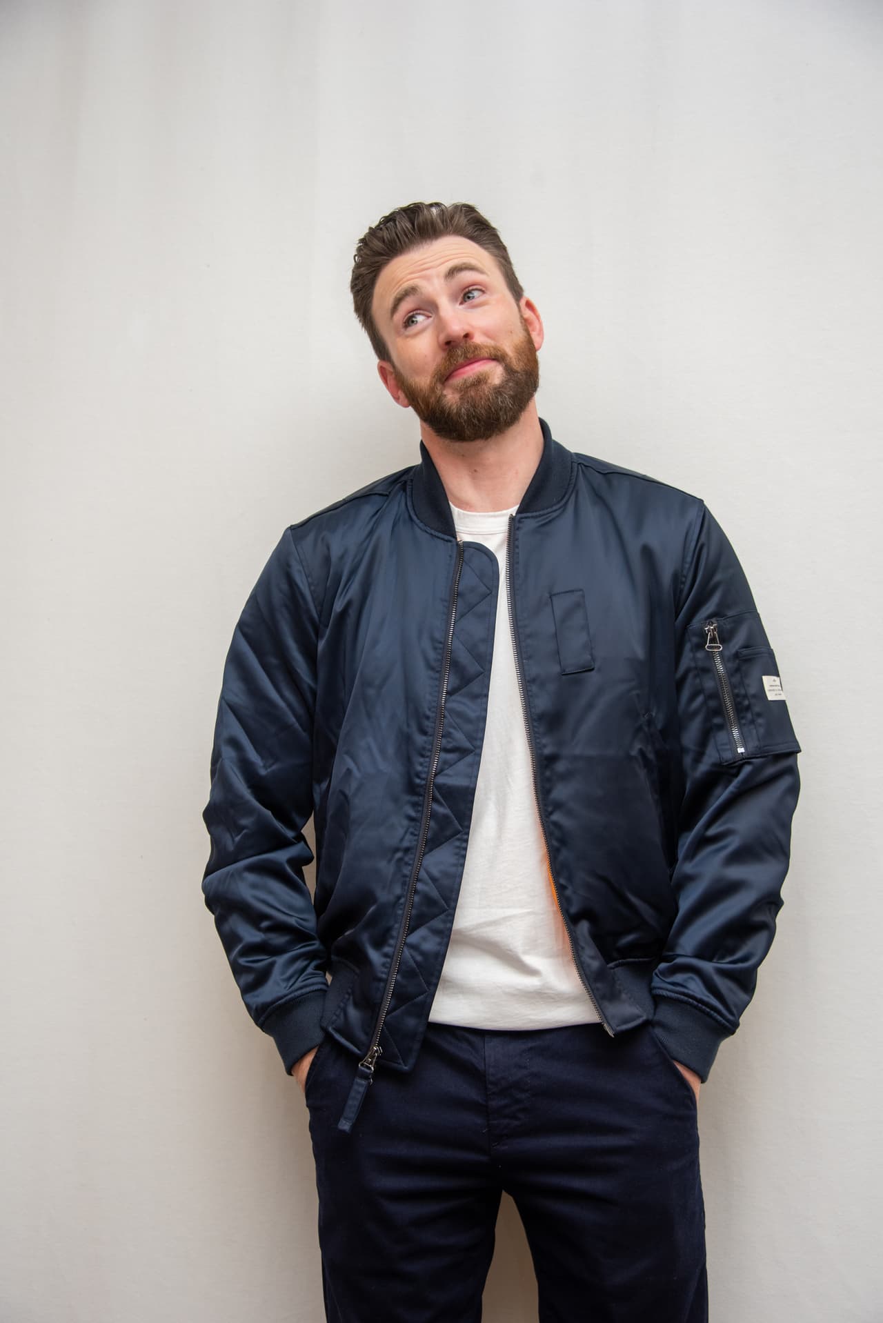 Chris Evans bromea sobre la filtración de su foto íntima e invita a fans a votar