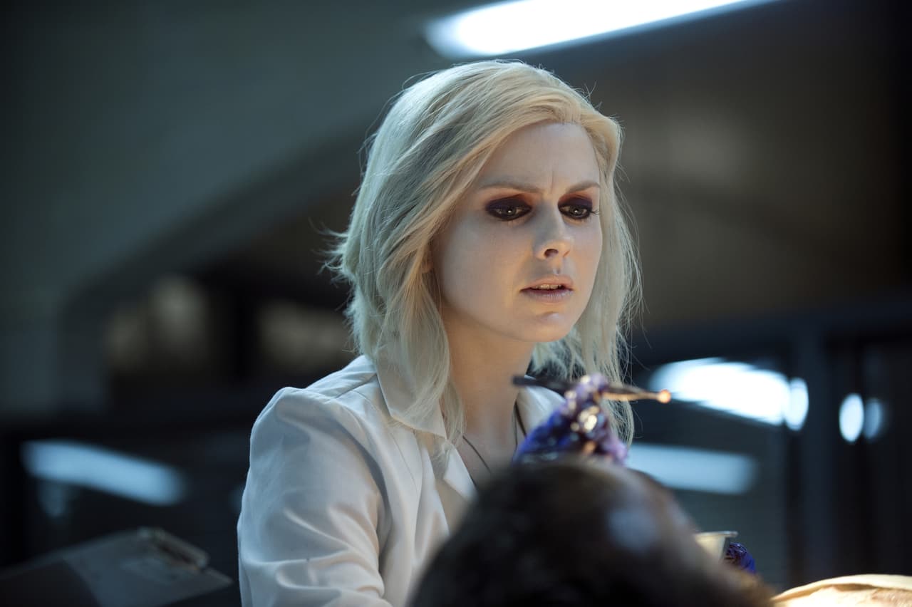 Liv es una zombie que, con sus dones, logra mantener algo de humanidad y ayudar a la policía de Seattle.