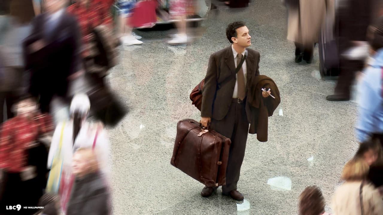 En La Terminal el país natal de Tom Hanks entra en un conflicto político mientras aborda un vuelo, porque al llegar al aeropuerto se queda varado en el lugar.