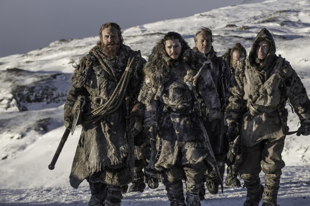 Un pelotón de grandes guerreros, entre los que se encuentra Jon Snow, emprenden una excursión más allá del muro. Lo que encuentran es brutal: un ejército gigante de no muertos.