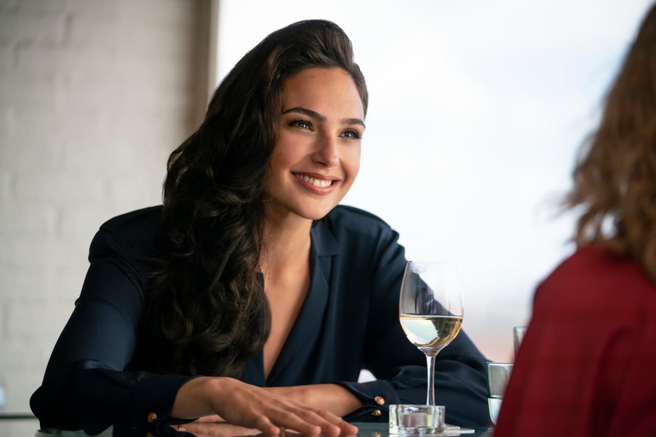 Gal Gadot regresa con uno de sus personajes más queridos en 'Wonder Woman 1984', donde luce radiante en cada cuadro.