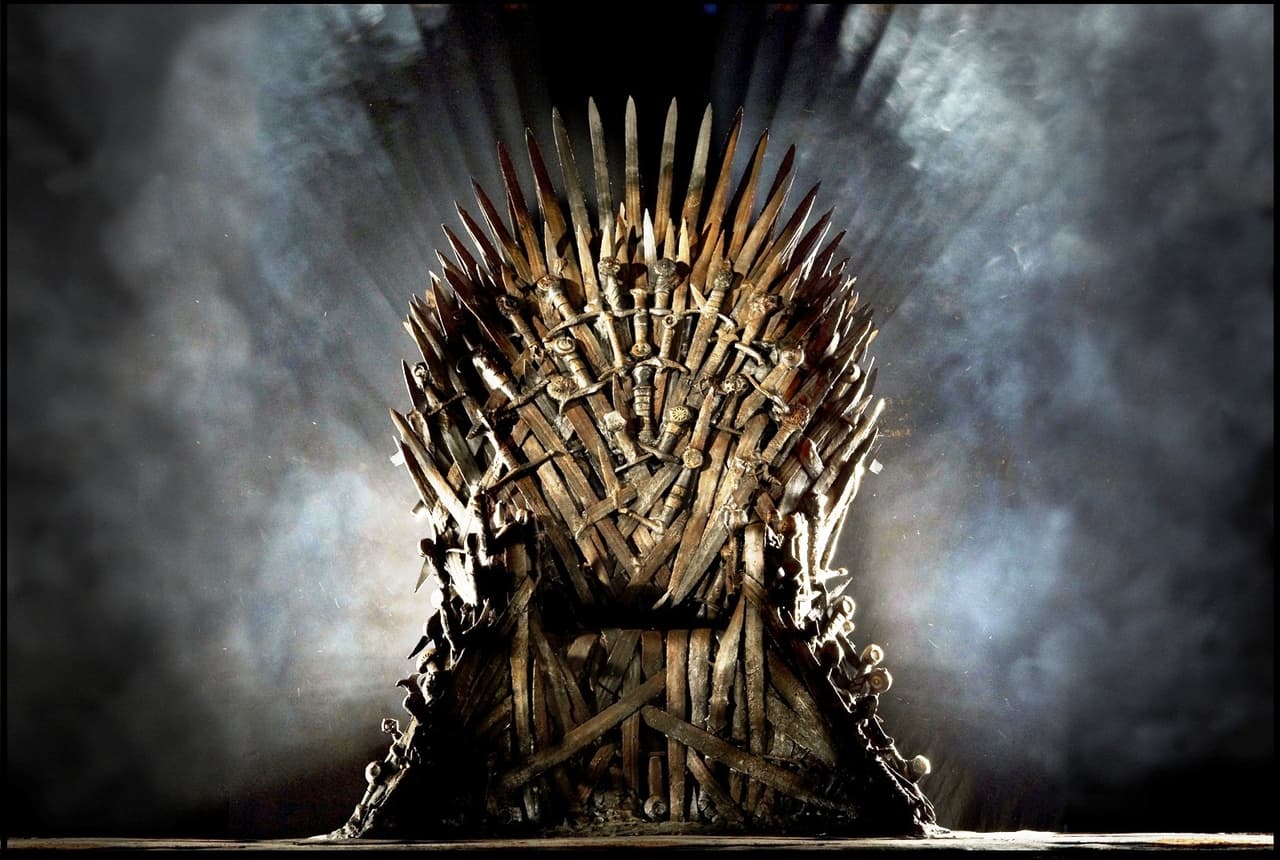 Estamos a unos días de que se estrene la temporada final de Game of Thrones y HBO tuvo una idea: esconder en el mundo 6 tronos de herro.