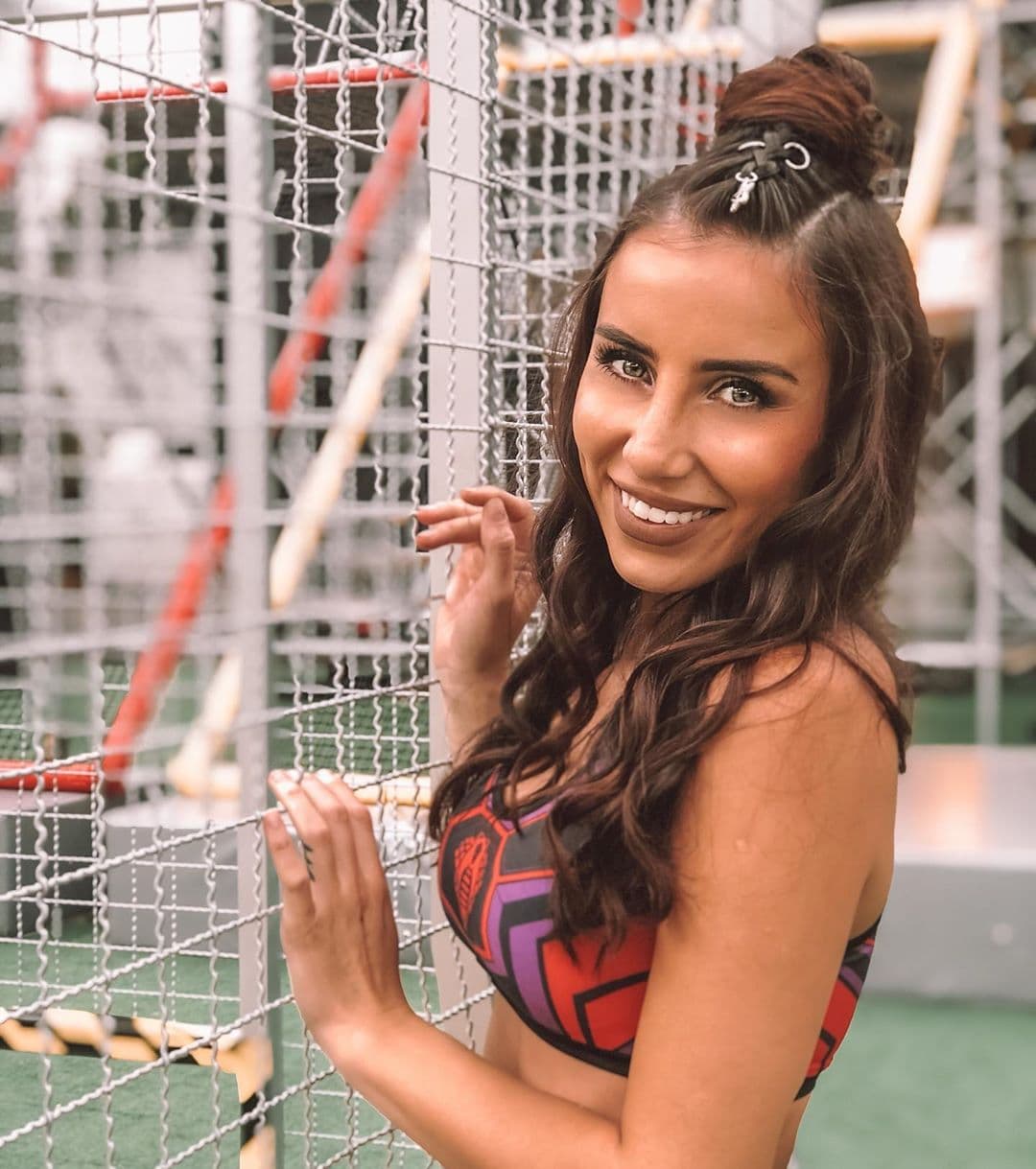 Cyntia Cofano llegó a la competencia el pasado 24 de junio tomando el lugar de Maripily, quien dejó momentáneamente el programa debido a una lesión en el hombro.
