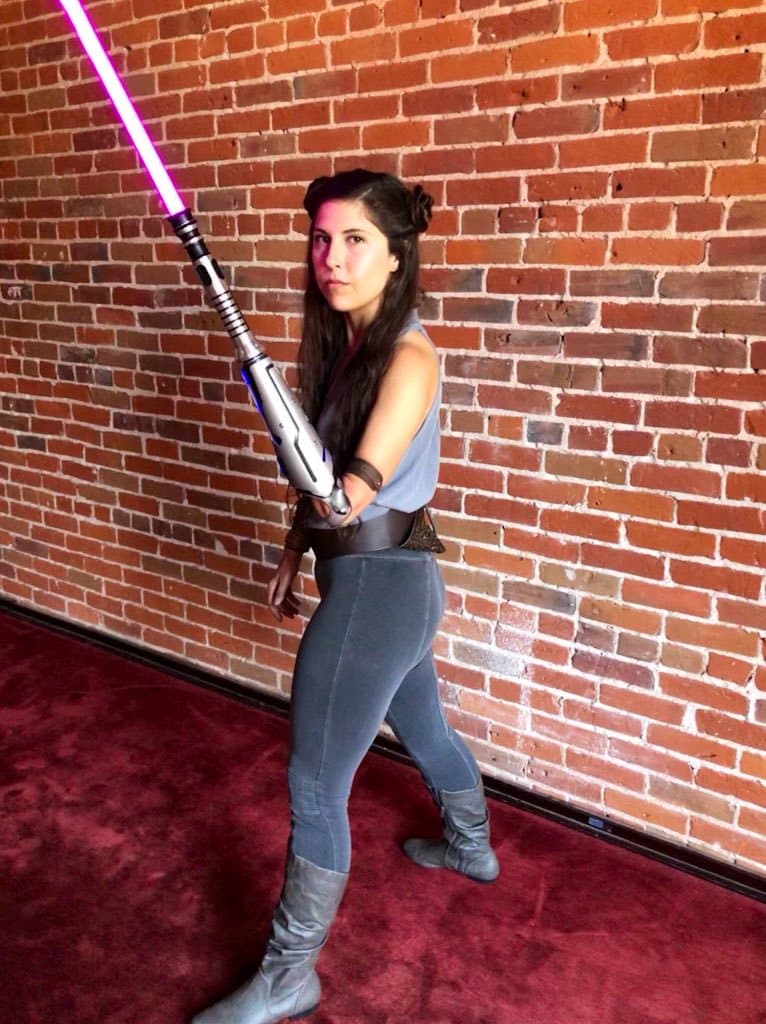 Trace creó estas prótesis especiales para darles la posibilidad de llevar un sable de luz. Ella, encarnando una versión peculiar de Leia, es jedi.