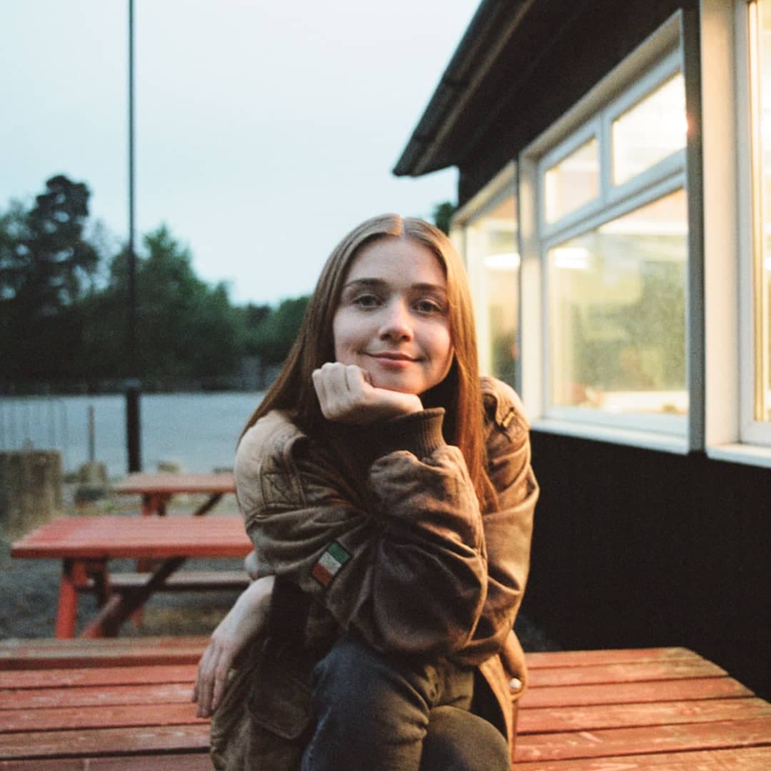 Jessica Barden nació en North Yorkshire, Reino Unido, el 21 de julio de 1992. Para celebrar su cumpleaños 27 te presentamos 10 datos que quizás desconocías de ella.