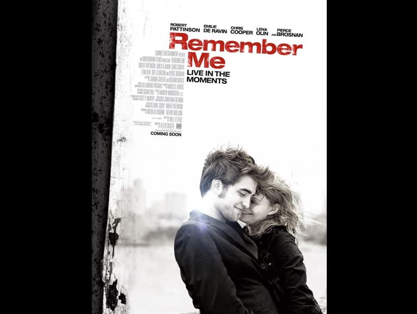 ‘Remember me’ (2010). Esta película romántica se centra en Tyler, un joven que aparentemente lo tiene todo, pero su vida se desequilibra tras el suicidio de su hermano, encontrando paz en su novia Ally, además de tener una buena relación con su hermana menor.