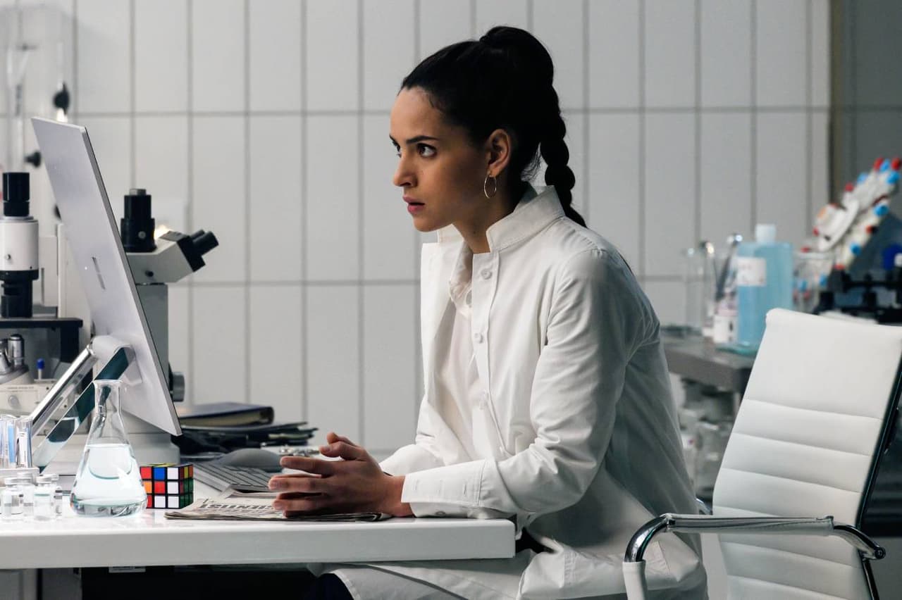 En 'Morbius', Adria Arjona interpreta a la doctora Martine Bancroft.