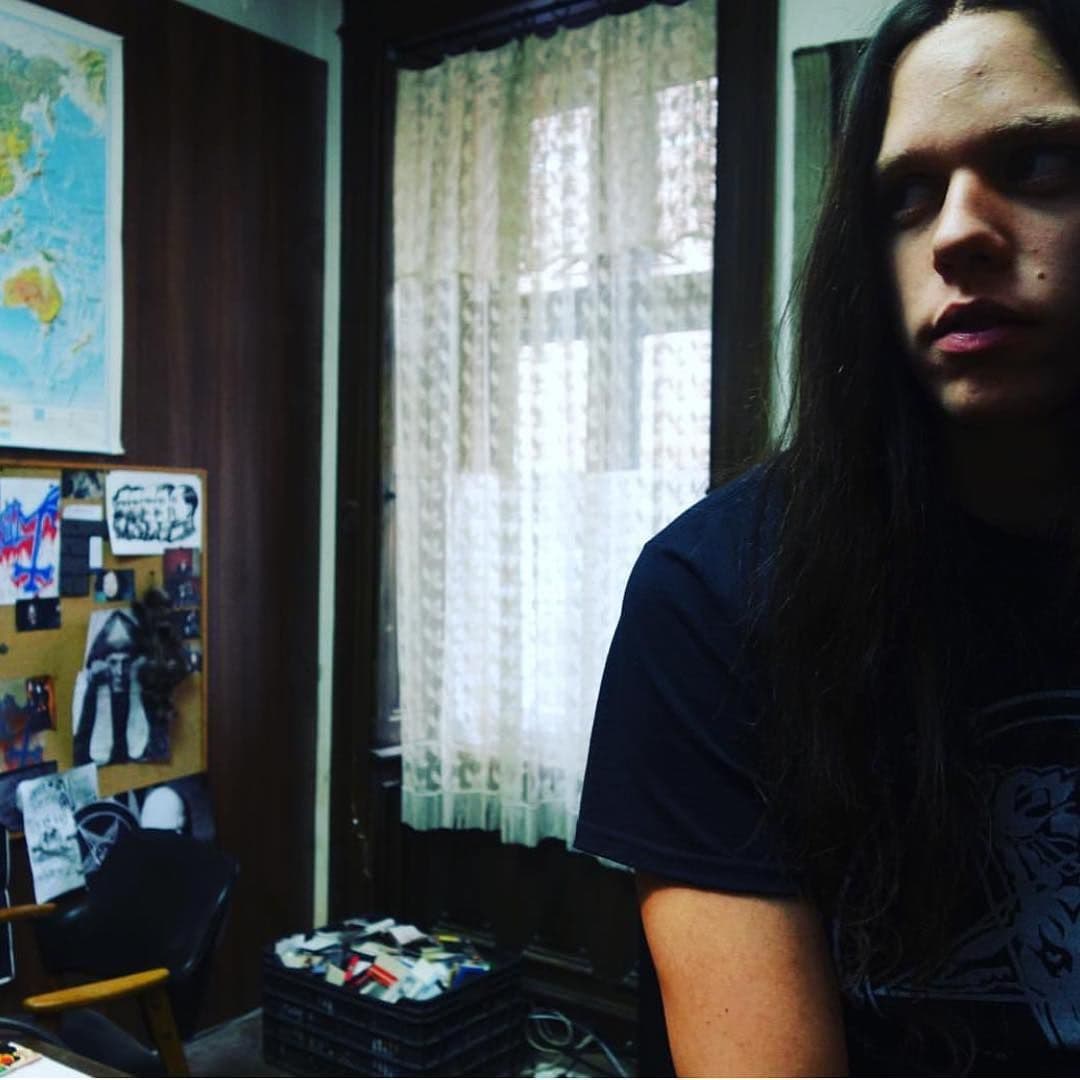 Valter Skarsgard recién está haciendo que su carrera despegue. Aquí se le ve interpretando a Faust, baterista de Emperor y asesino ex convicto, en la película Lords of Chaos.