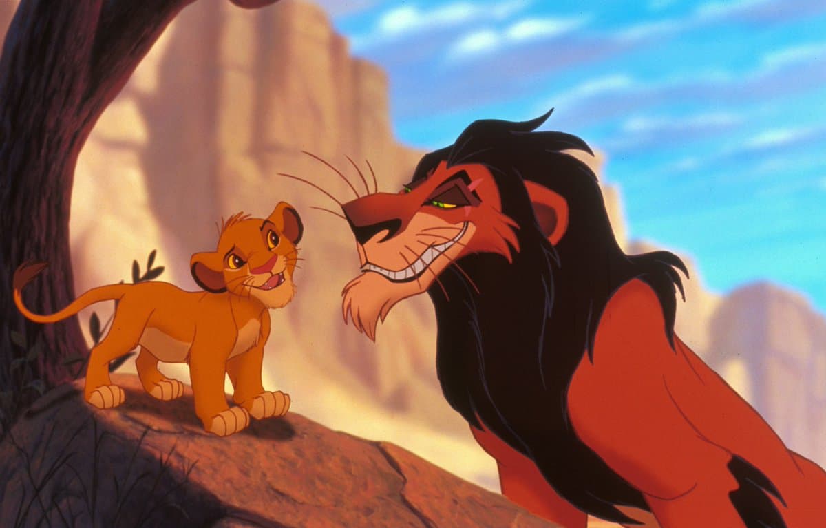 El filme original fue realizado por un equipo secundario en Disney. El equipo principal estaba enfocado en tener listo Pocahotas, cinta que saldría un año después. ¿Cuál brilló más de ambas? Todos lo sabemos.