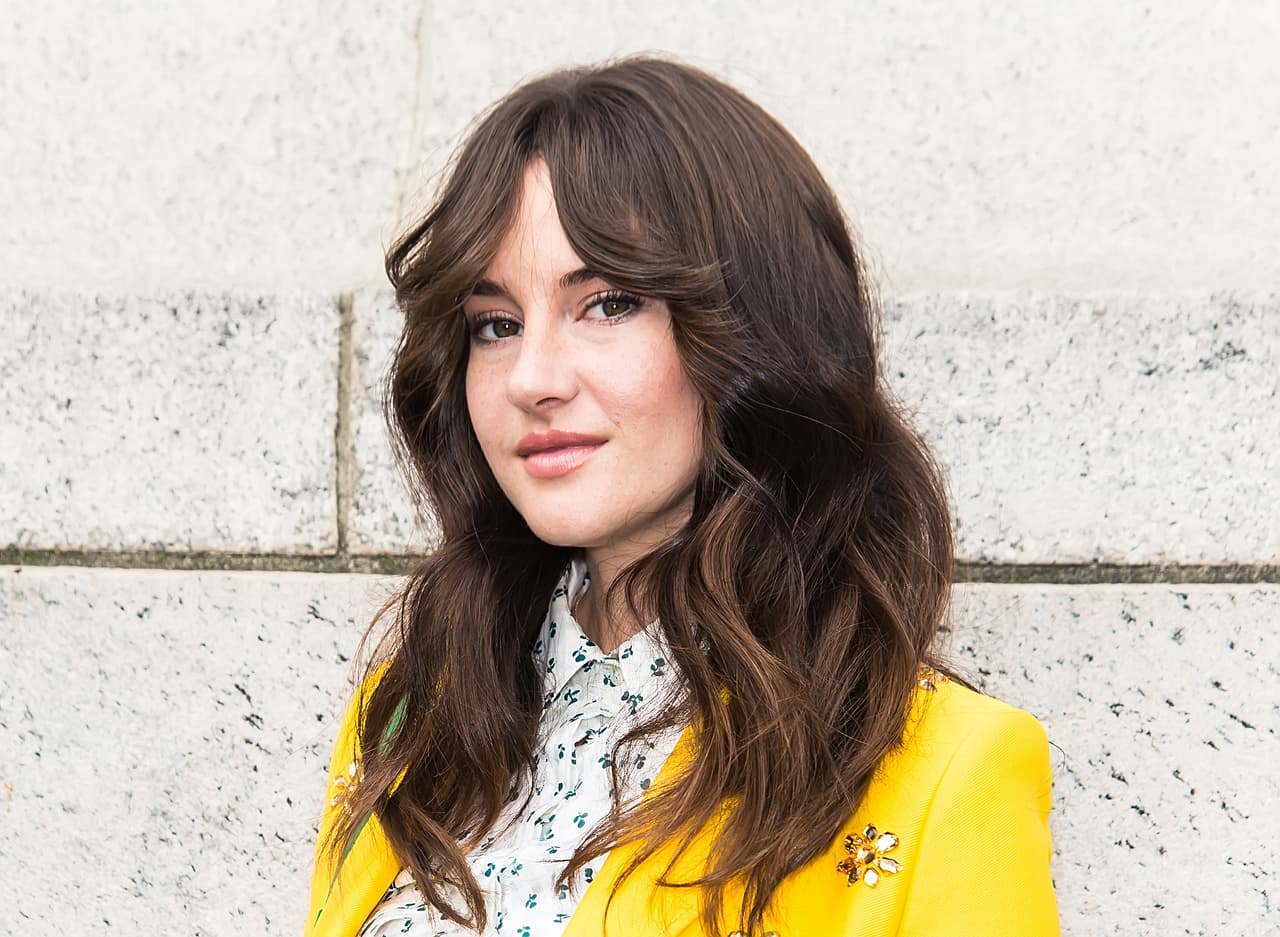 Durante la alfombra roja de la cinta “Divergente”, Shailene confesó abiertamente ser bixesual “Yo me enamoro de los seres humanos en base a lo que son, no en base a lo que hacen o al sexo que tienen”.