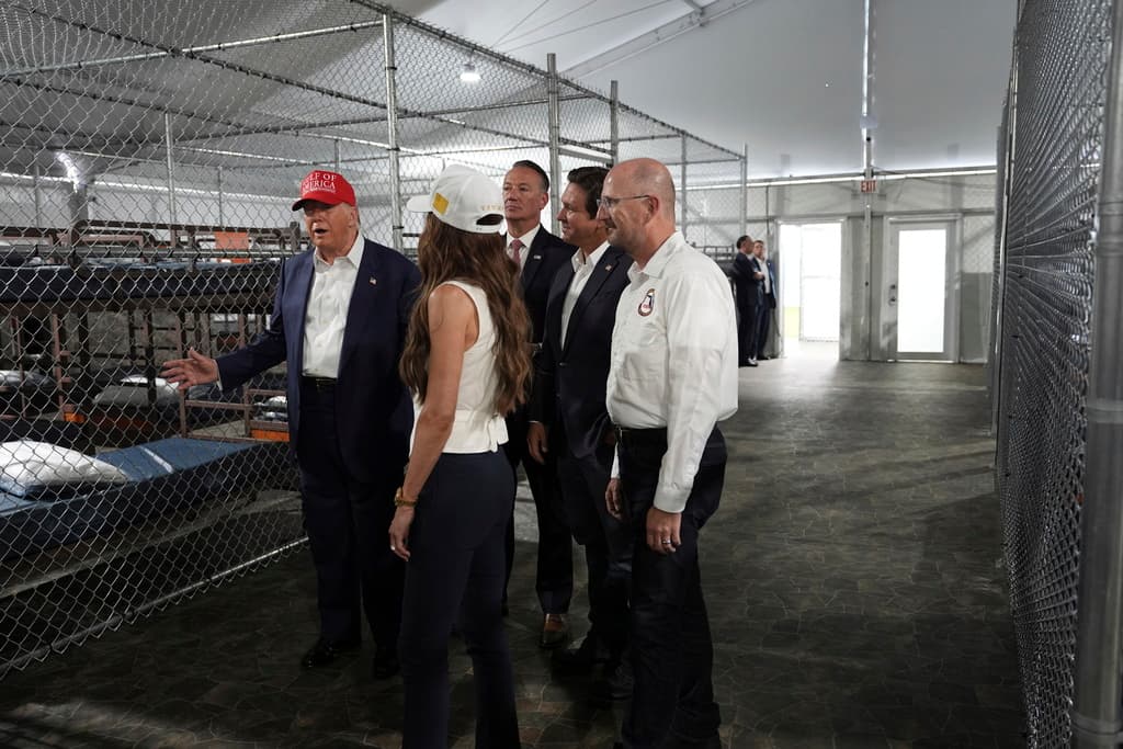 Congresistas demócratas y republicanos dan versiones encontradas sobre las condiciones en el polémico centro de detención de inmigrantes de Florida
