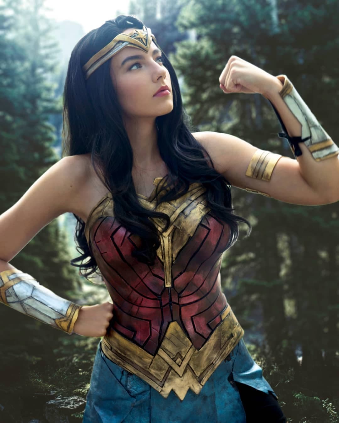Se parece bastante a Gal Gadot en su encarnación de Wonder Woman, la amazona de Themyscira.