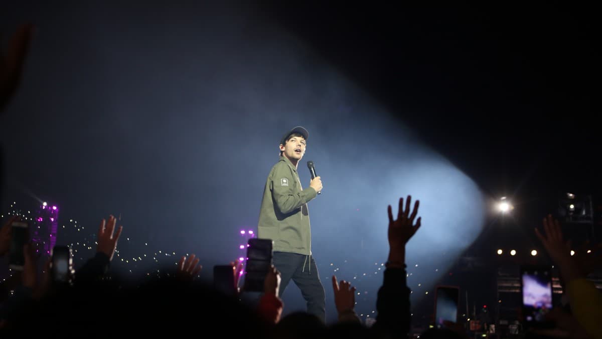 Obvio lo de que son padre e hijo es broma... a menos que no estemos enterados de algo. Sin embargo, podrás escucharlo este viernes a las 22:00 horas en Canal 5.