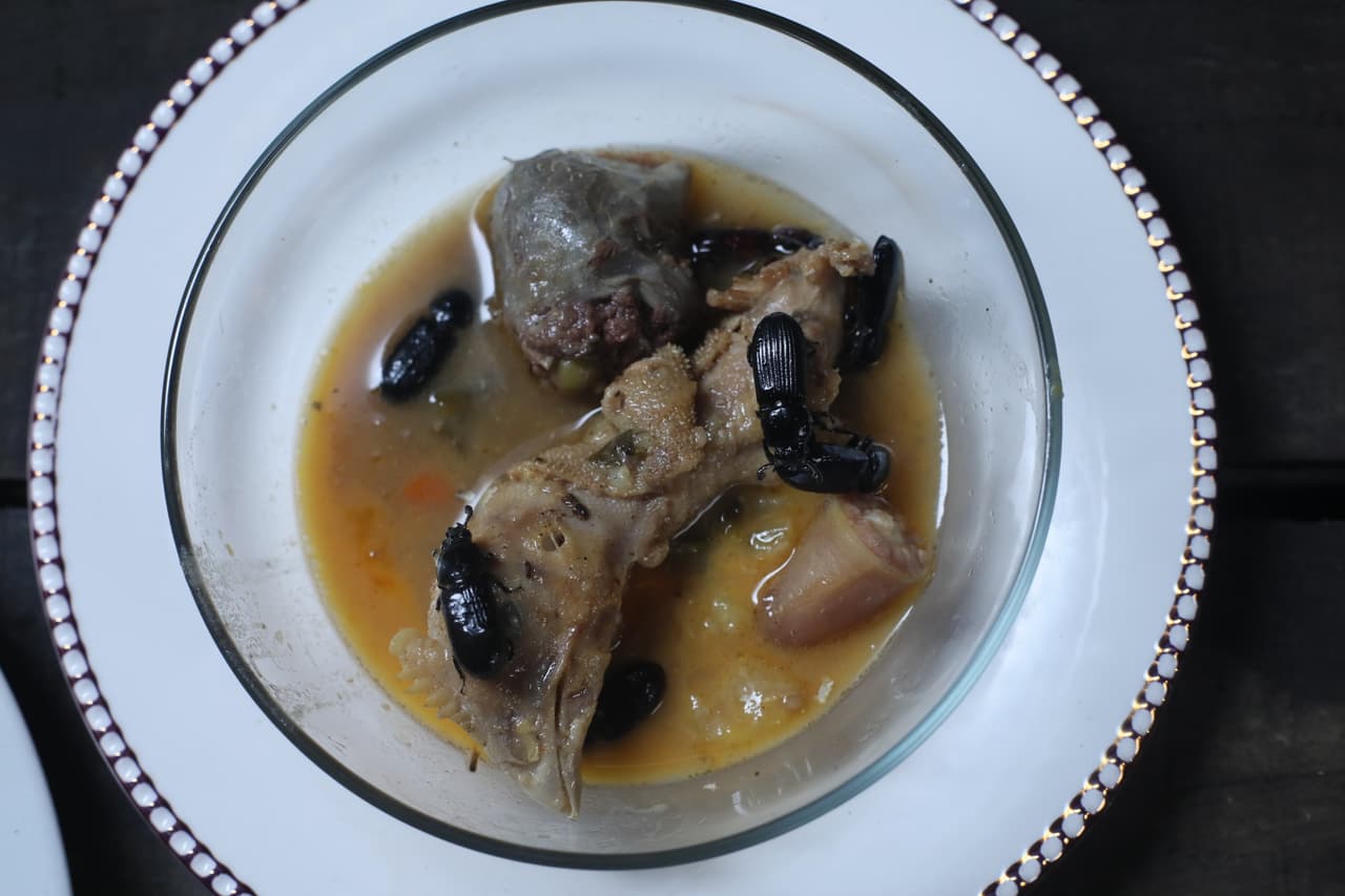 Lechuga usó su ventaja y le quitó dos ingredientes a su primer platillo. ¿Qué te parece esta sopa de gallina con escarabajos?