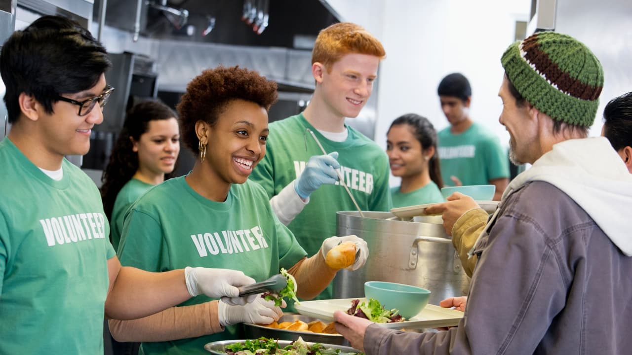 Comida gratis, clases de inglés, diplomas y otras ayudas disponibles en Nueva York y Nueva Jersey