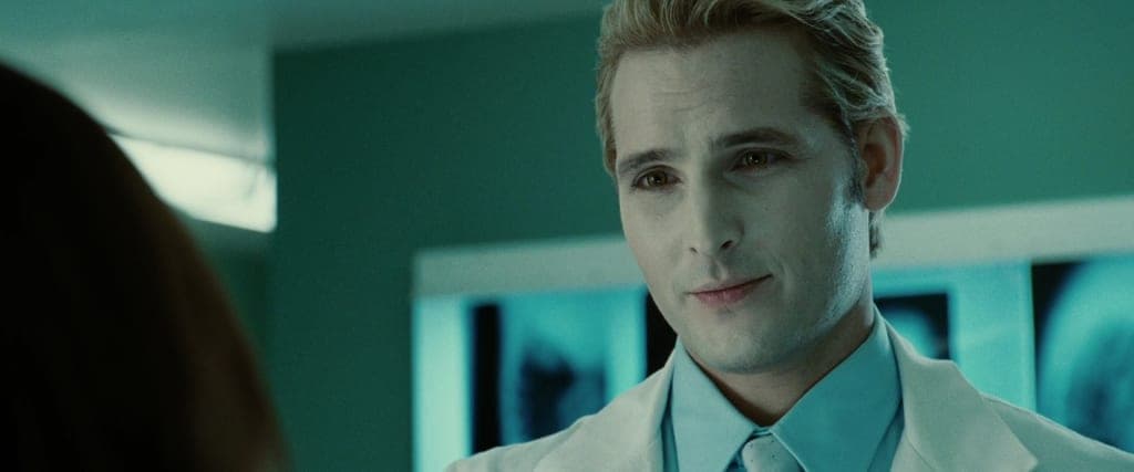 Peter Facinelli. Tras interpretar al doctor Carlisle Cullen, el actor fue el villano de ‘Supergirl’, además de otros grandes personajes. El actor tiene 47 años, es decir que debutó en la franquicia cuando tenía 35 años.