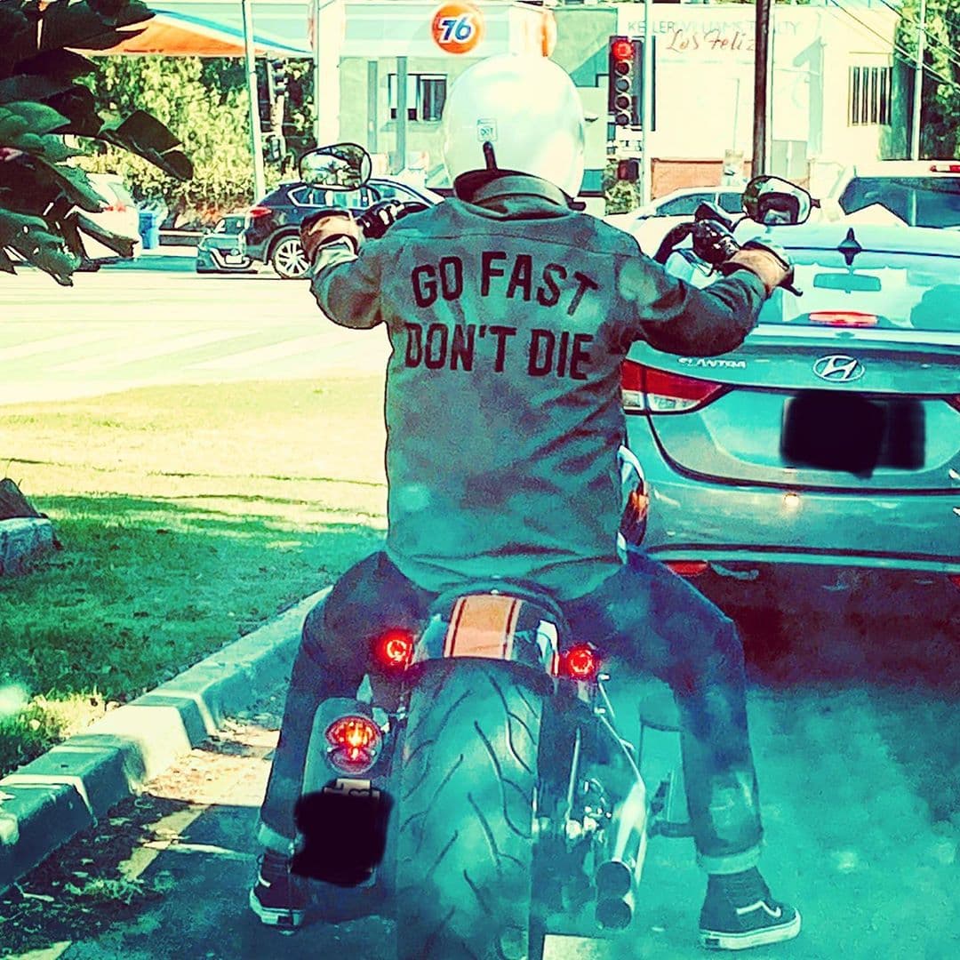 Le encanta andar en motocicleta.