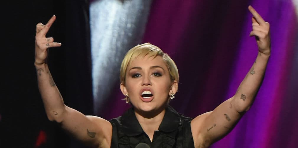 15. Miley Cyrus: Esta rubia rebelde tiene más de 20 tatuajes, entre ellos un atrapasueños y varias palabras.