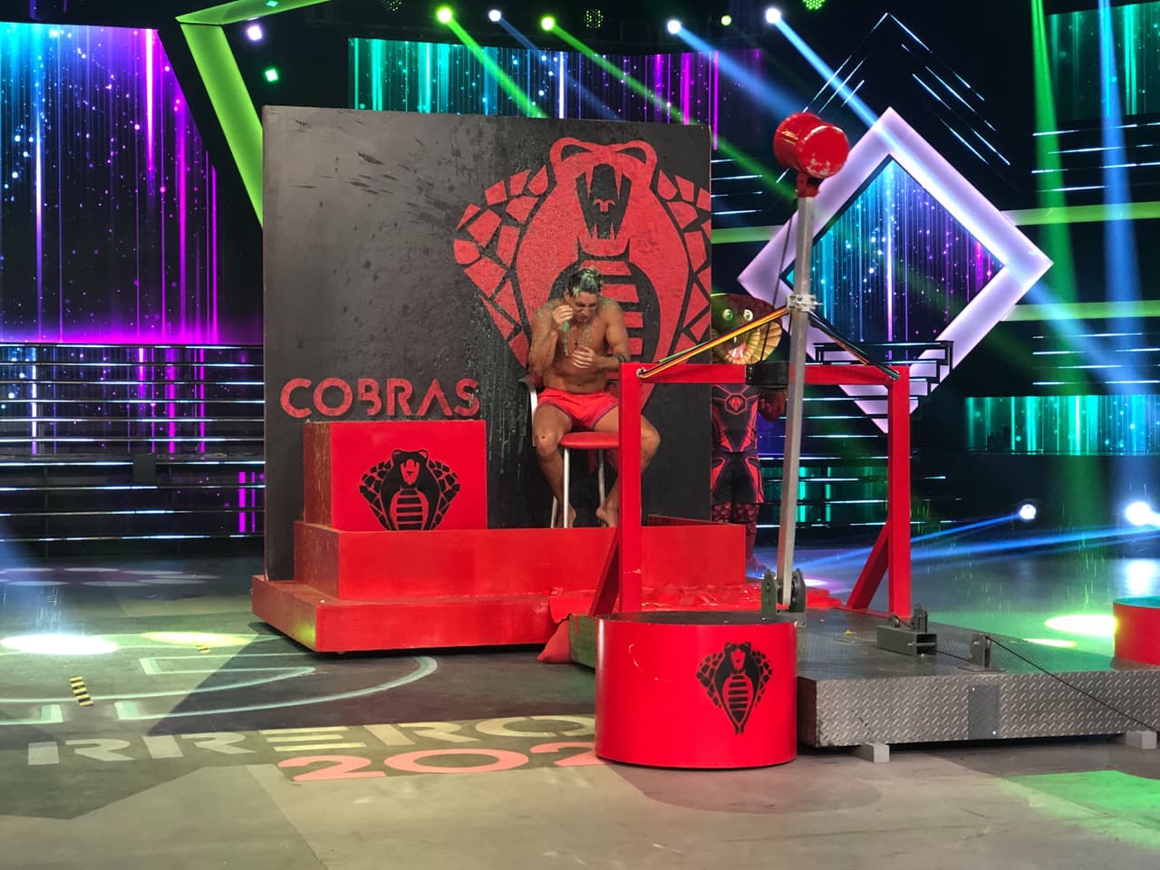 En Catapultas, Nano pidió una repetición para rectificar una respuesta, siendo alabado por su honestidad, ya que no dio la fecha correcta del Día de la Raza.