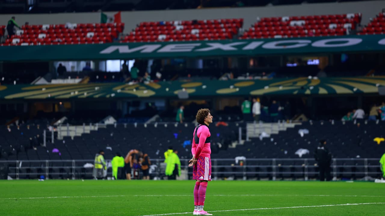 Guillermo Ochoa se despide al estadio Ciudad de México en soledad