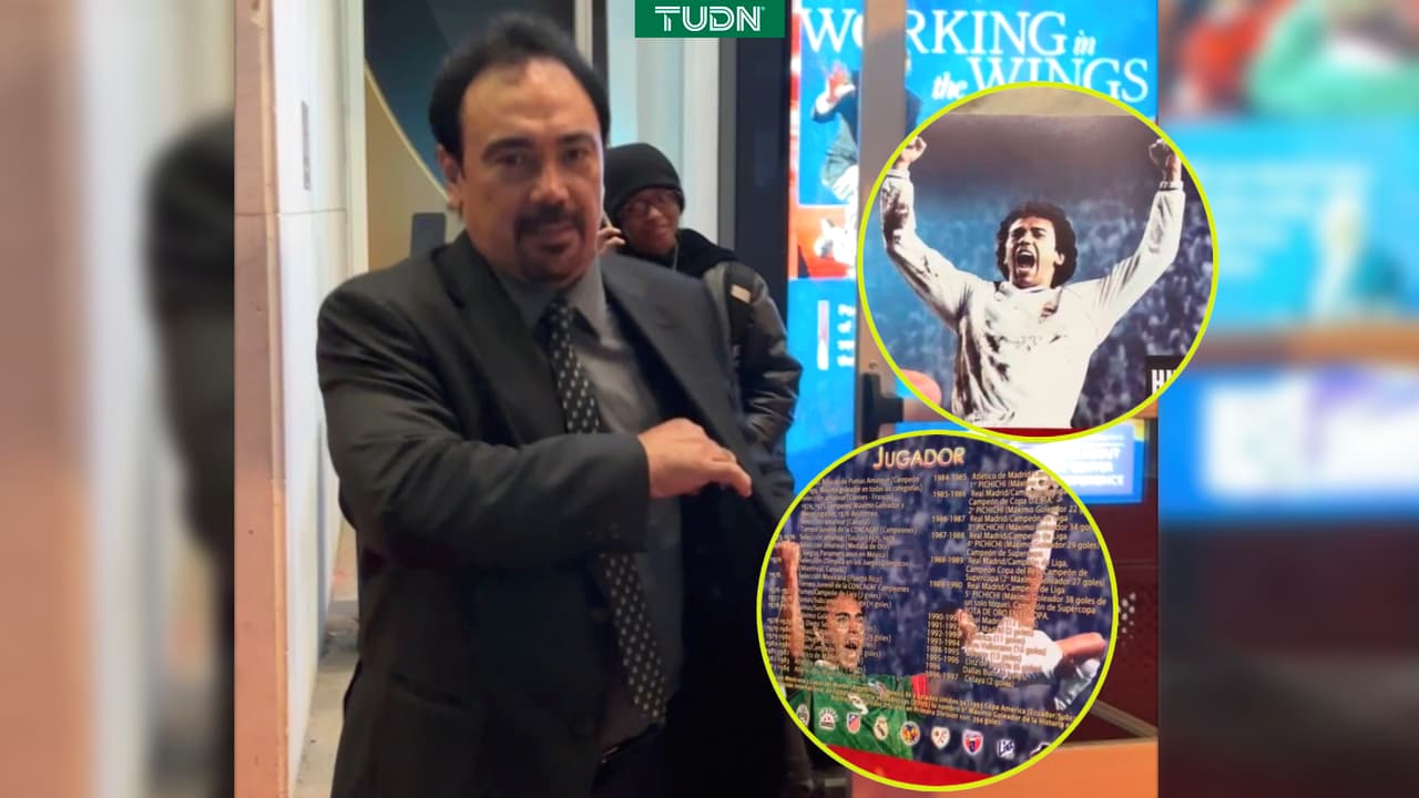 Hugo Sánchez regala postales en lugar de autógrafos previo al sorteo