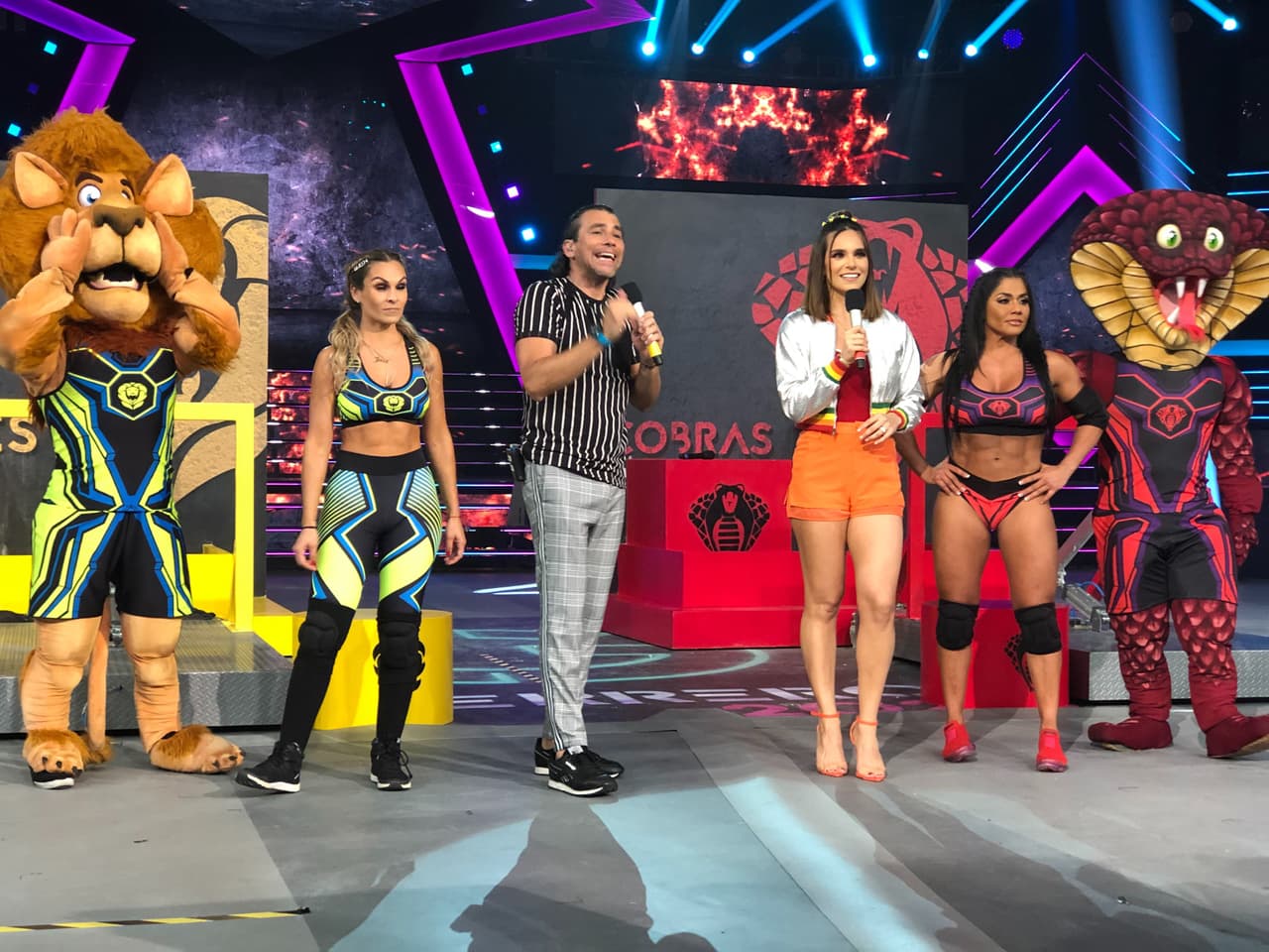 Tras un corte comercial, Jenny apareció con el uniforme de Leones y compartió su emoción por ser parte del equipo liderado por Memo.